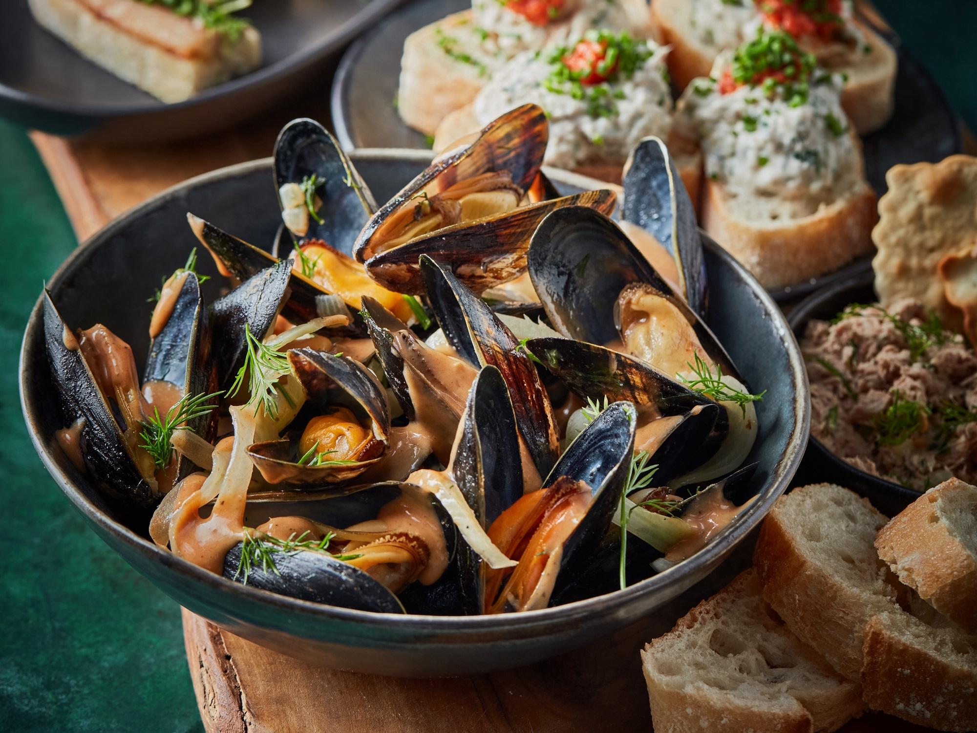 Borrelplank mossel sobrasada met rode tapenade