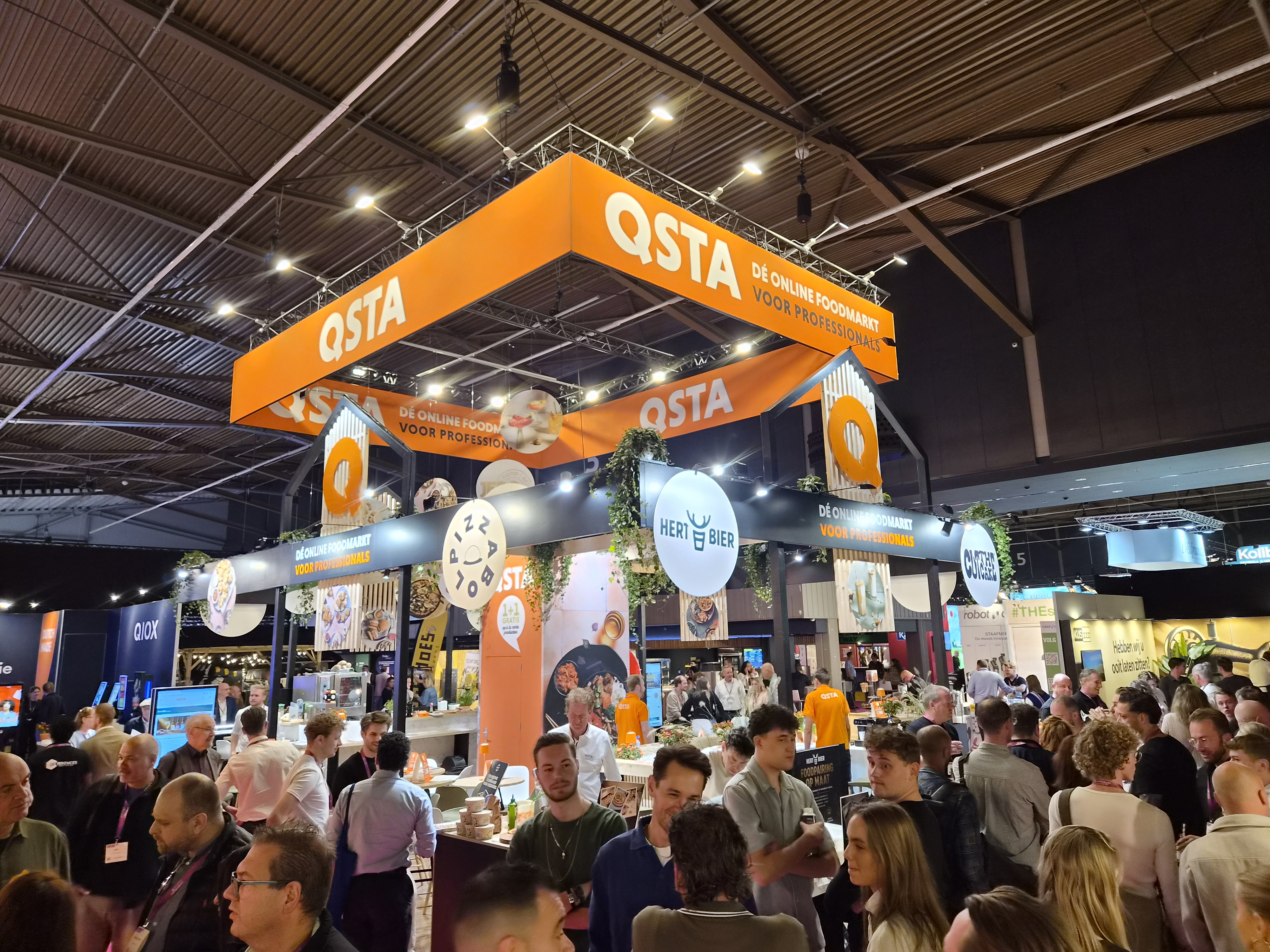 Bezoekers QSTA-stand op Gastvrij Rotterdam proeven en ontdekken volop