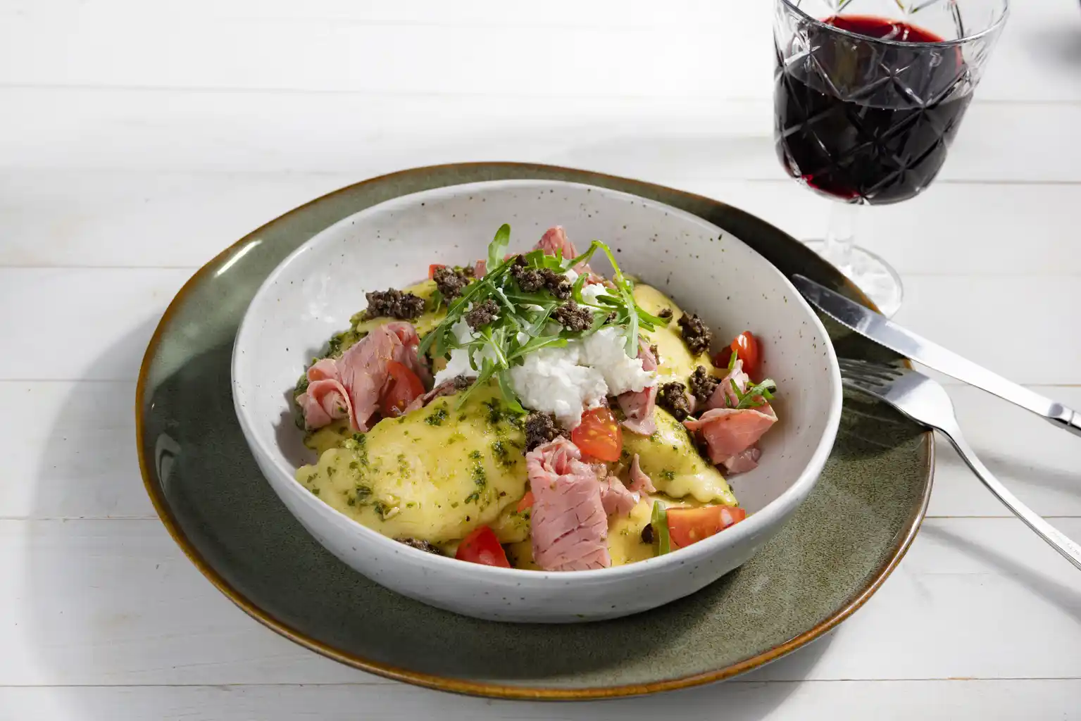 Agnotolotti Tartufo met Rucolapesto lisimo, zongedroogd tomaat lisimo en pastrami