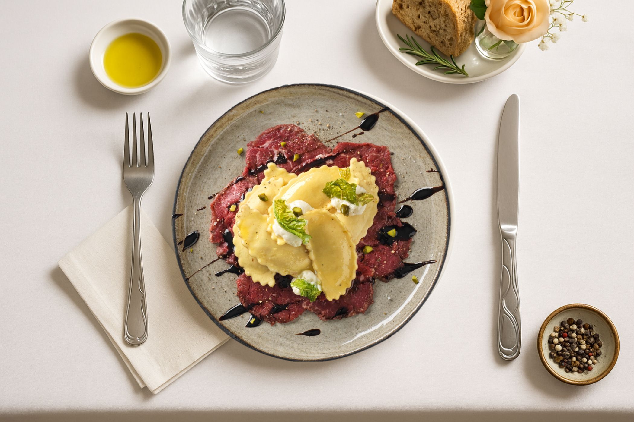 Agnolotti Tartufo met carpaccio, gerijpte balsamico en pistache