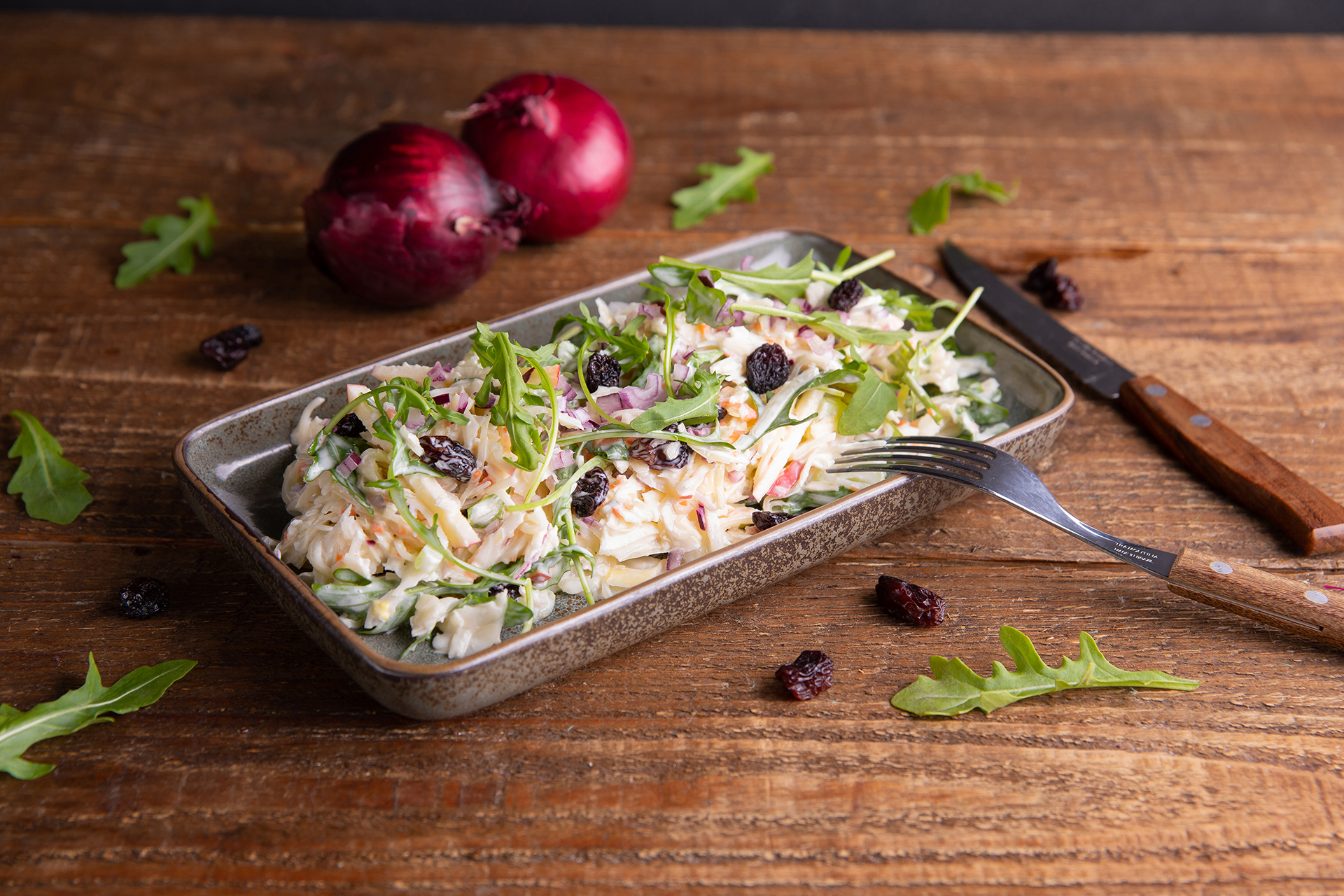 American Coleslaw met bleekselderij, appel en rozijnen