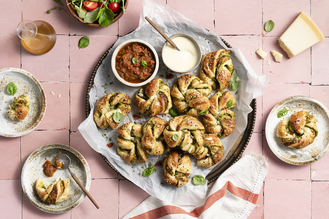 Broodknoopjes met pesto, zongedroogde tomaatjes en Parmezaanse kaas 