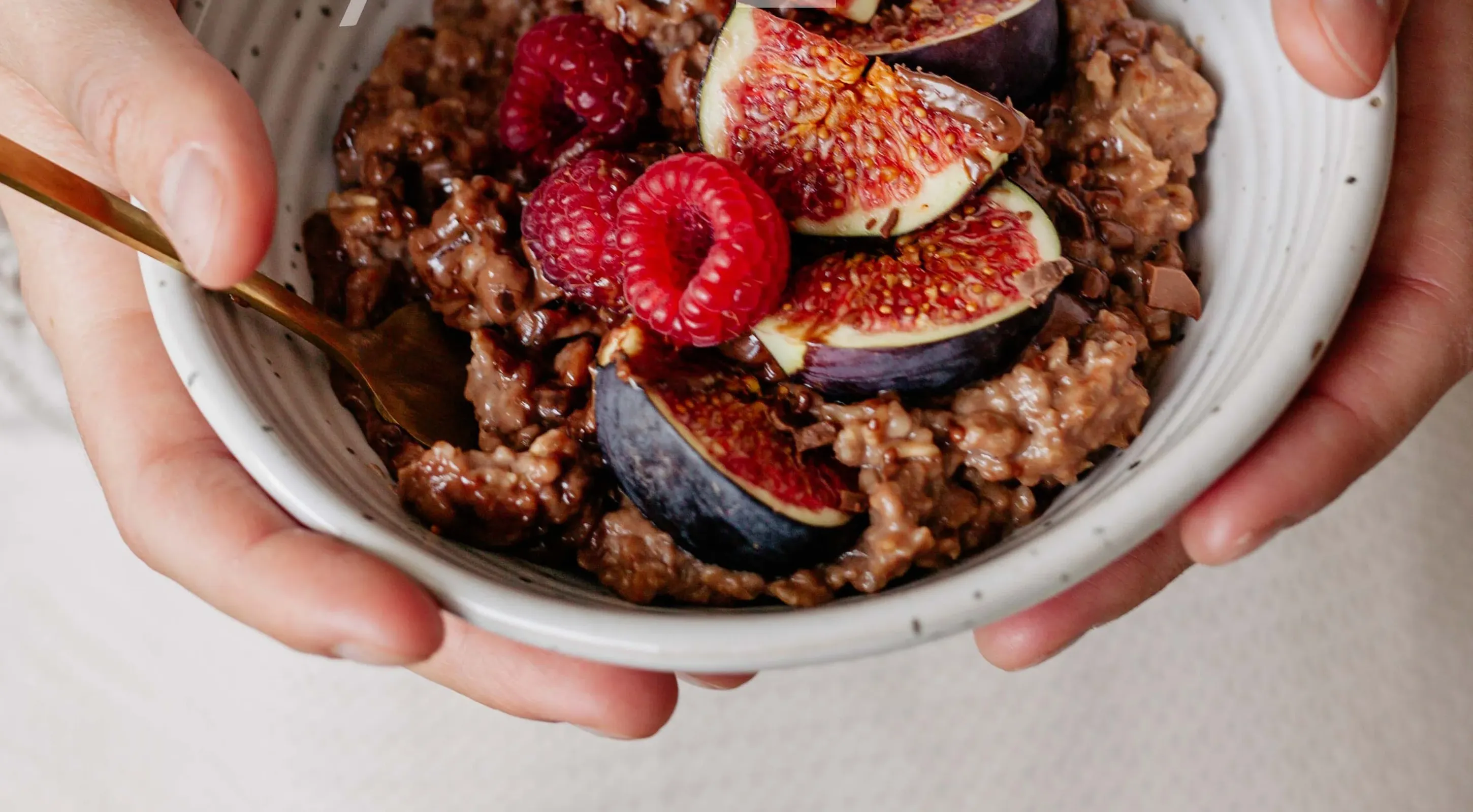 Chocolade & banaan porridge met vers fruit