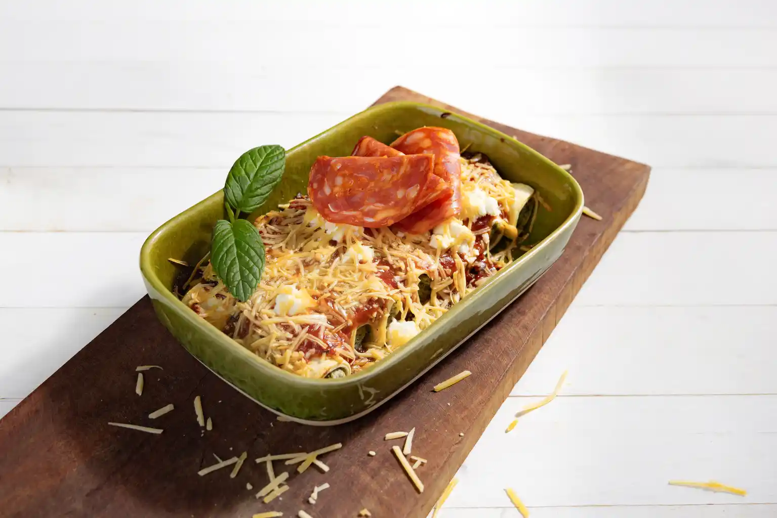 Cannelloni ricotta-spinazie met pizzasaus, chorizzo en tapenade olijven