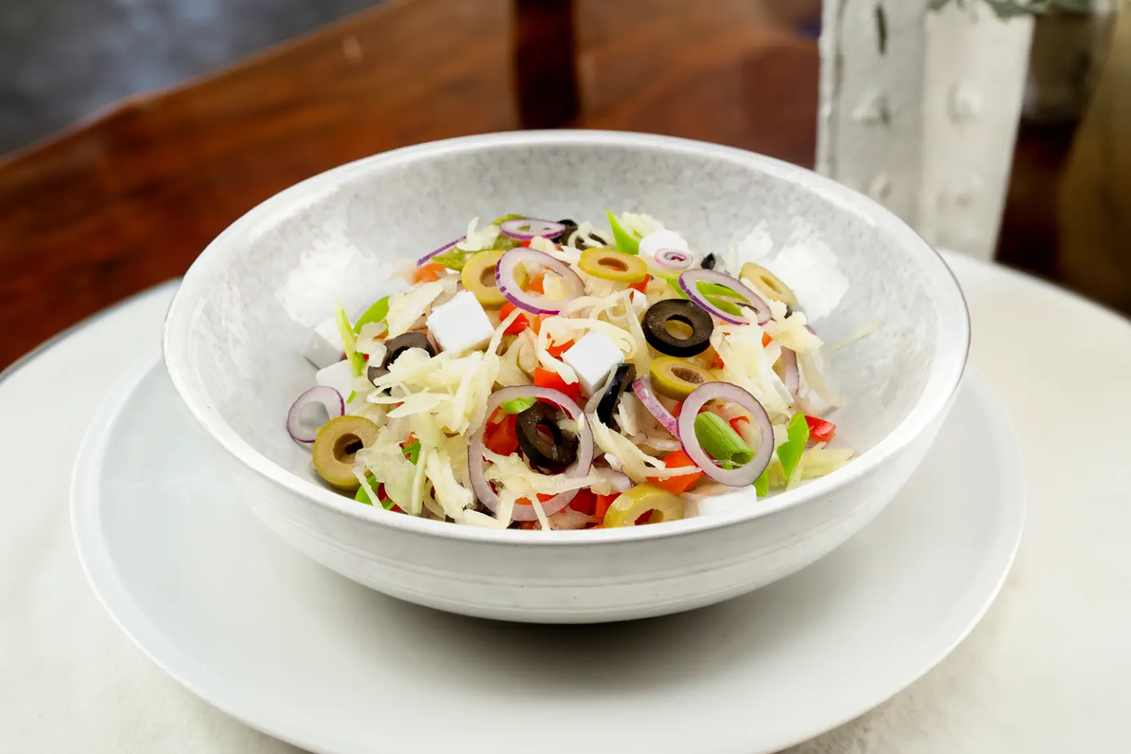 Griekse witte kool salade met olijven en feta