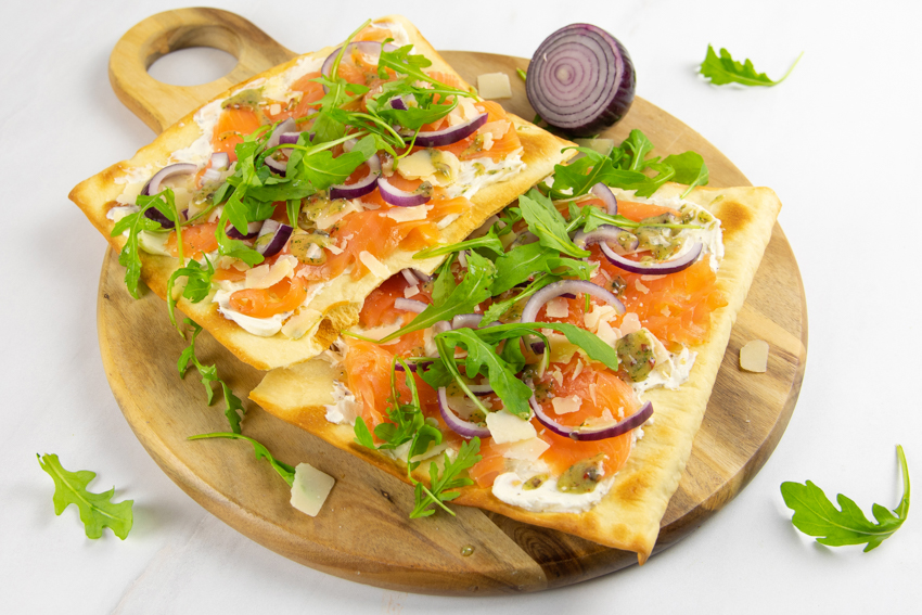 Flammkuchen met gerookte zalm, Bistro kruidenolie truffelmarinade en kruiden crème