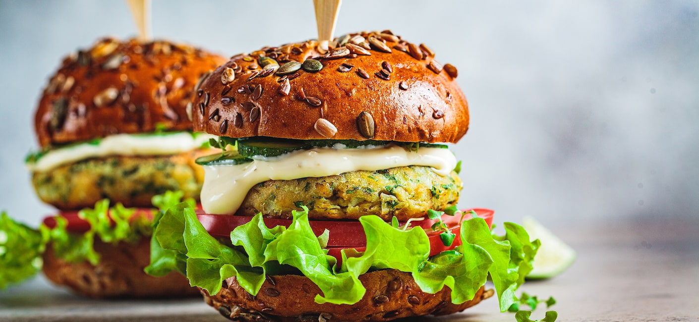 Falafelburger met tzatziki en feta