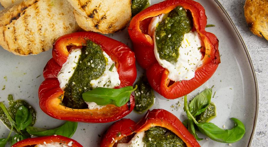 Geroosterde paprika met burrata en groene pesto