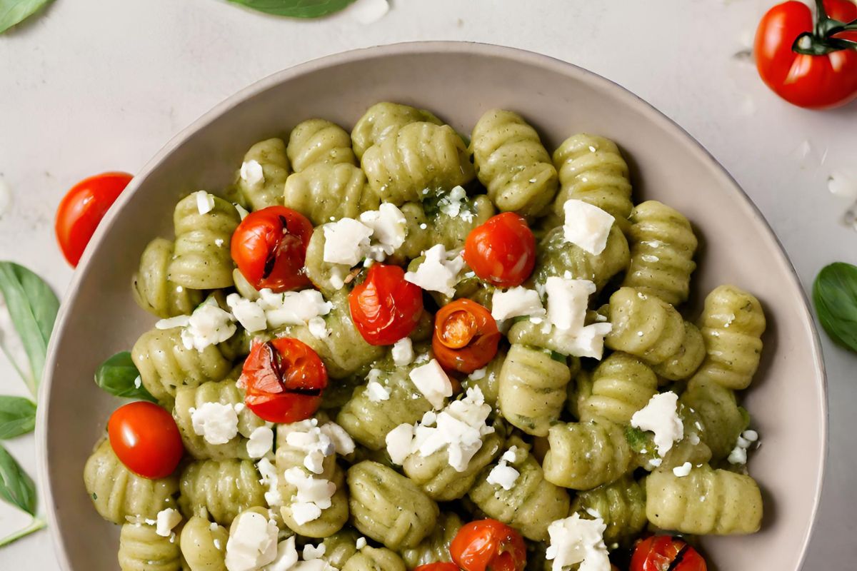 Gnocchi met Pesto, Geroosterde Feta en Tomaatjes