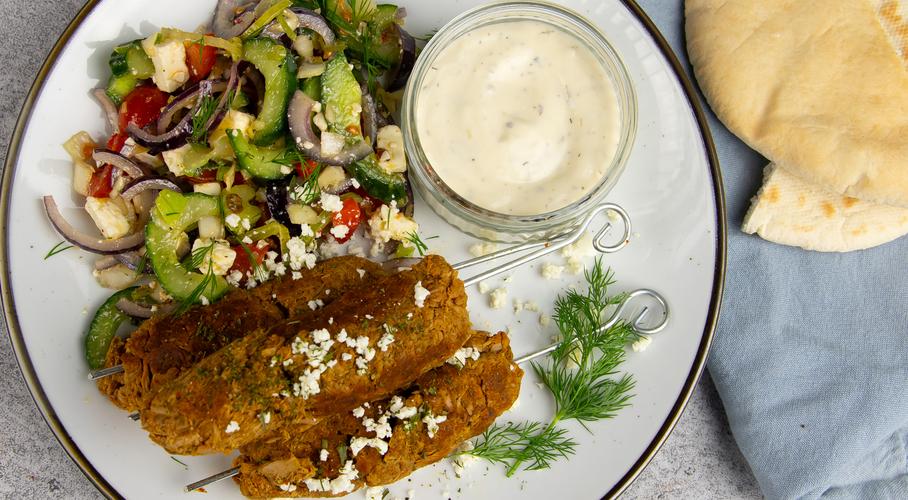 Tonijnkebabspies met Griekse salade 