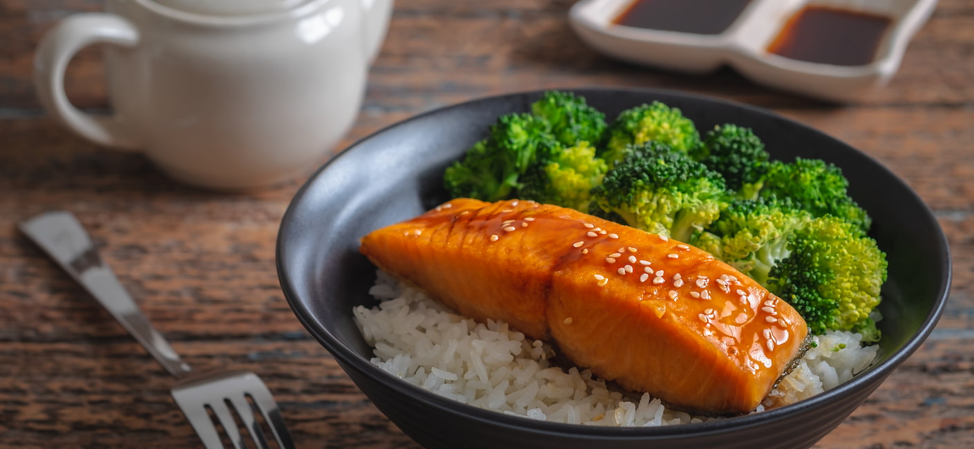 Honing glazuurde zalm met broccoli en rijst