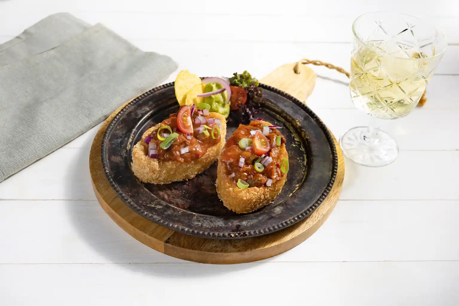 Rostibootje gevuld met hongaarse goulash, nachochips en guacamole