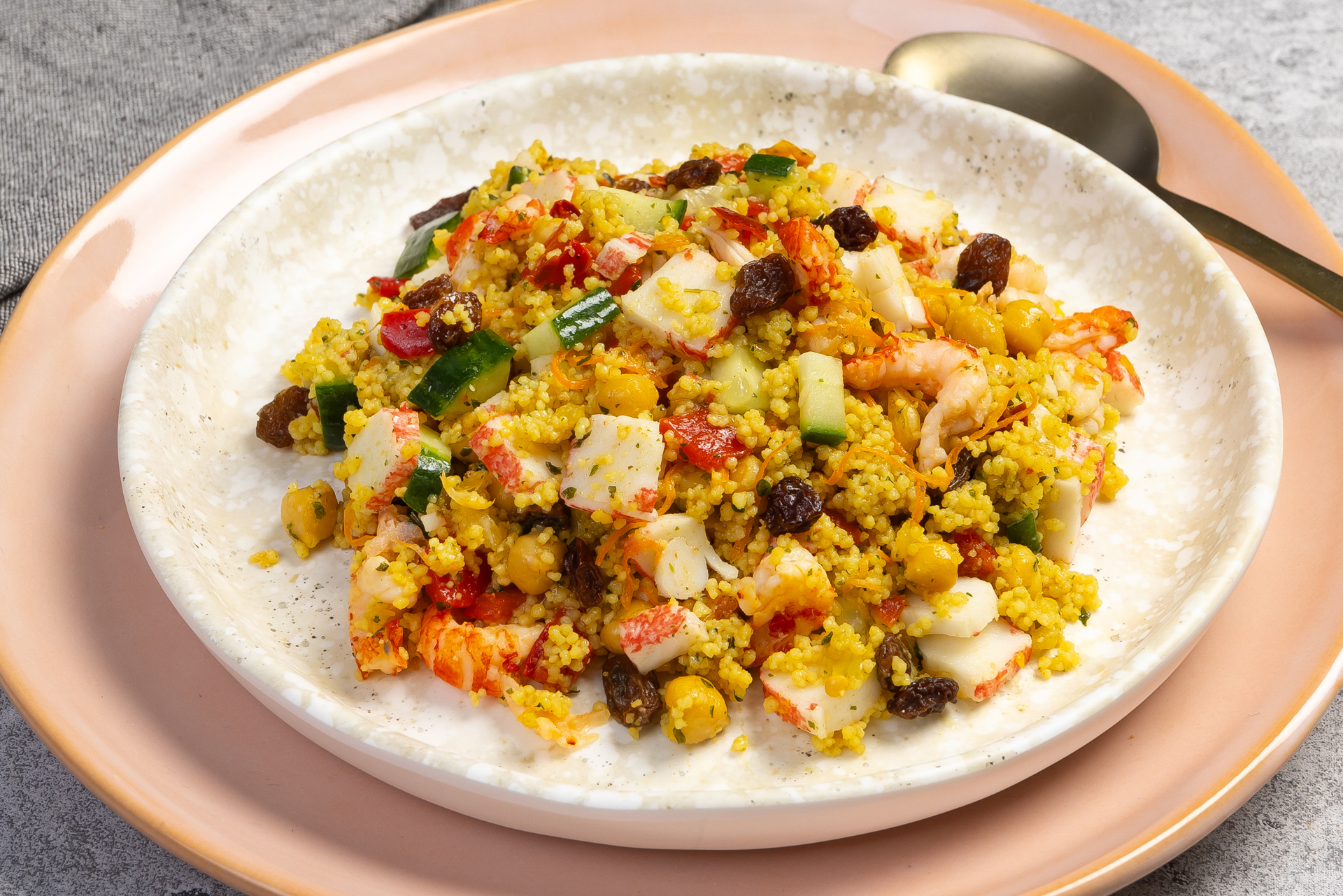 Indiase couscous met kreeftgarnalen en surimi