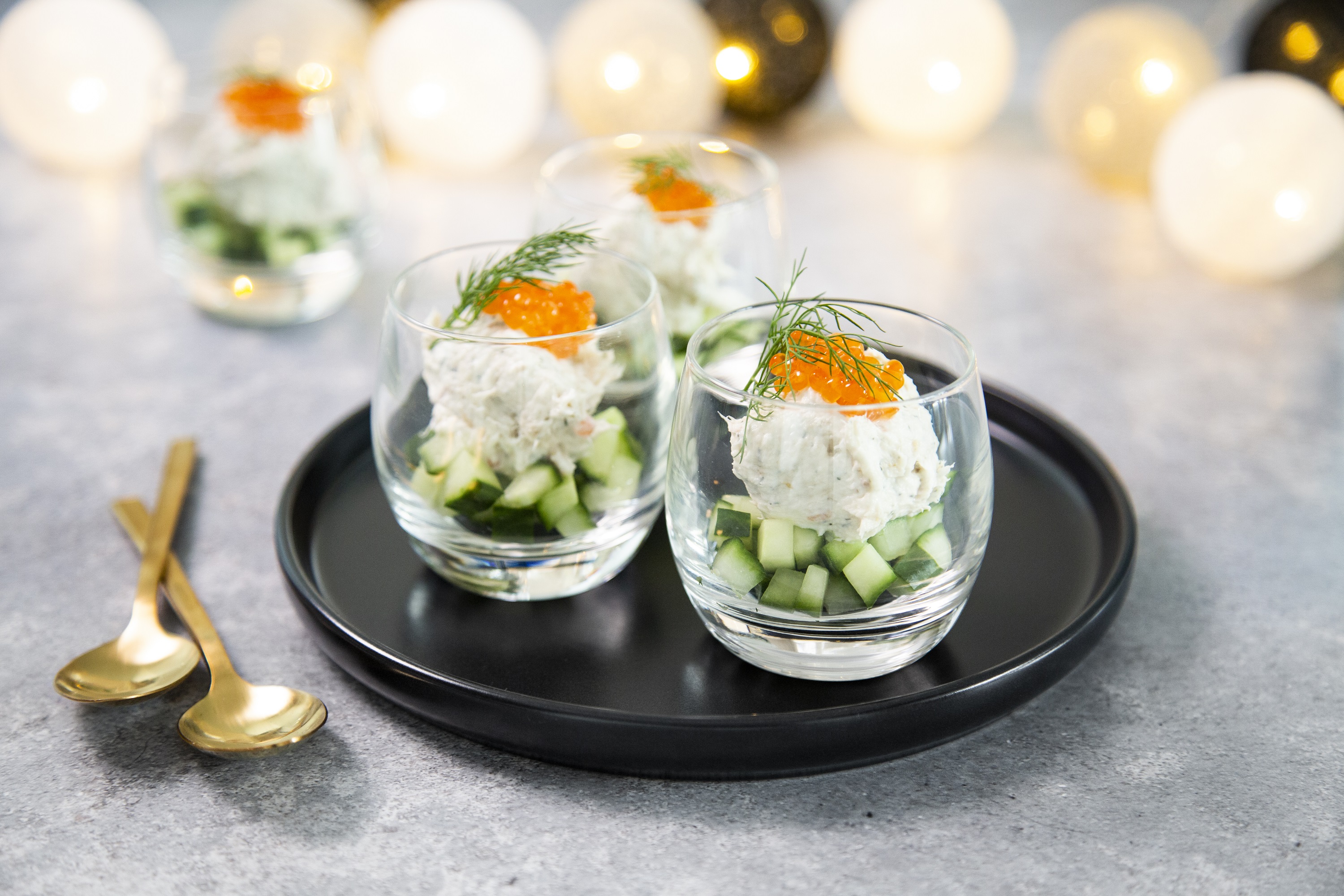 Glaasje gerookte forelsalade komkommer-dille