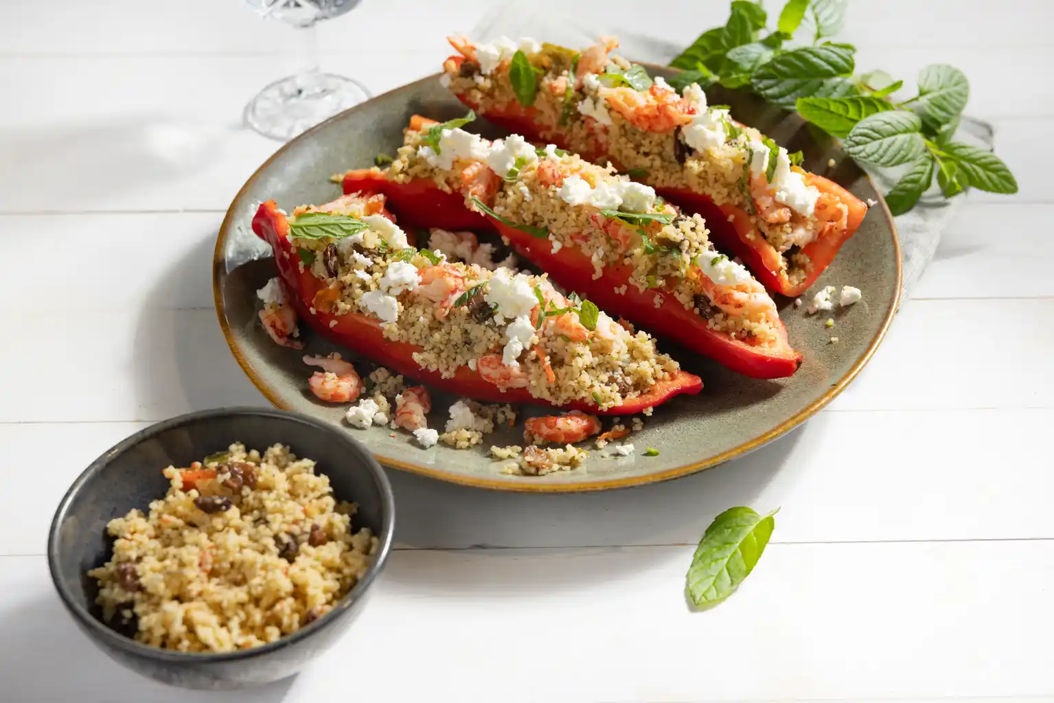 Gevulde puntpaprika met kreeftgarnalen en couscous