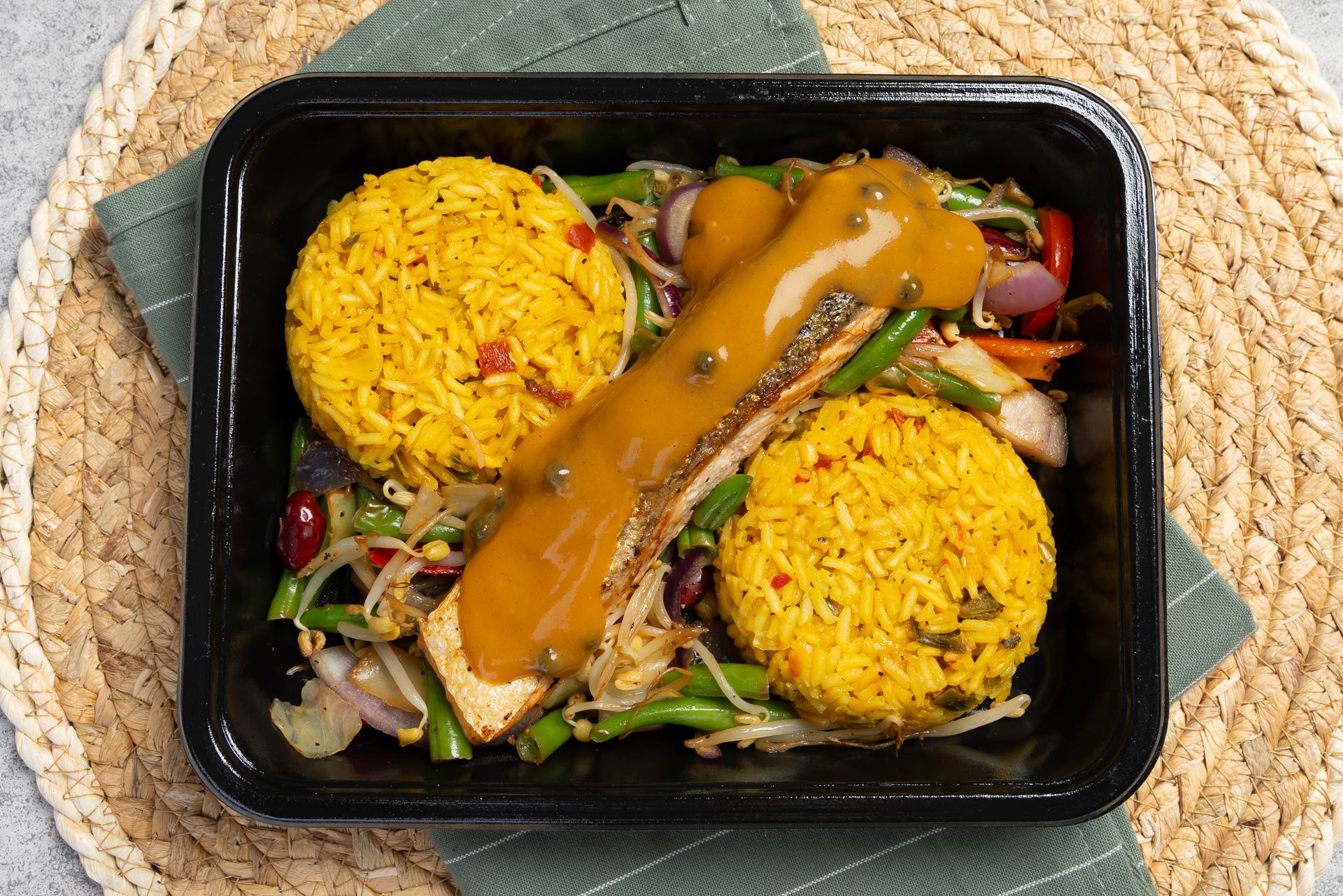 Oosterse zalmfilet met groene pepersaus