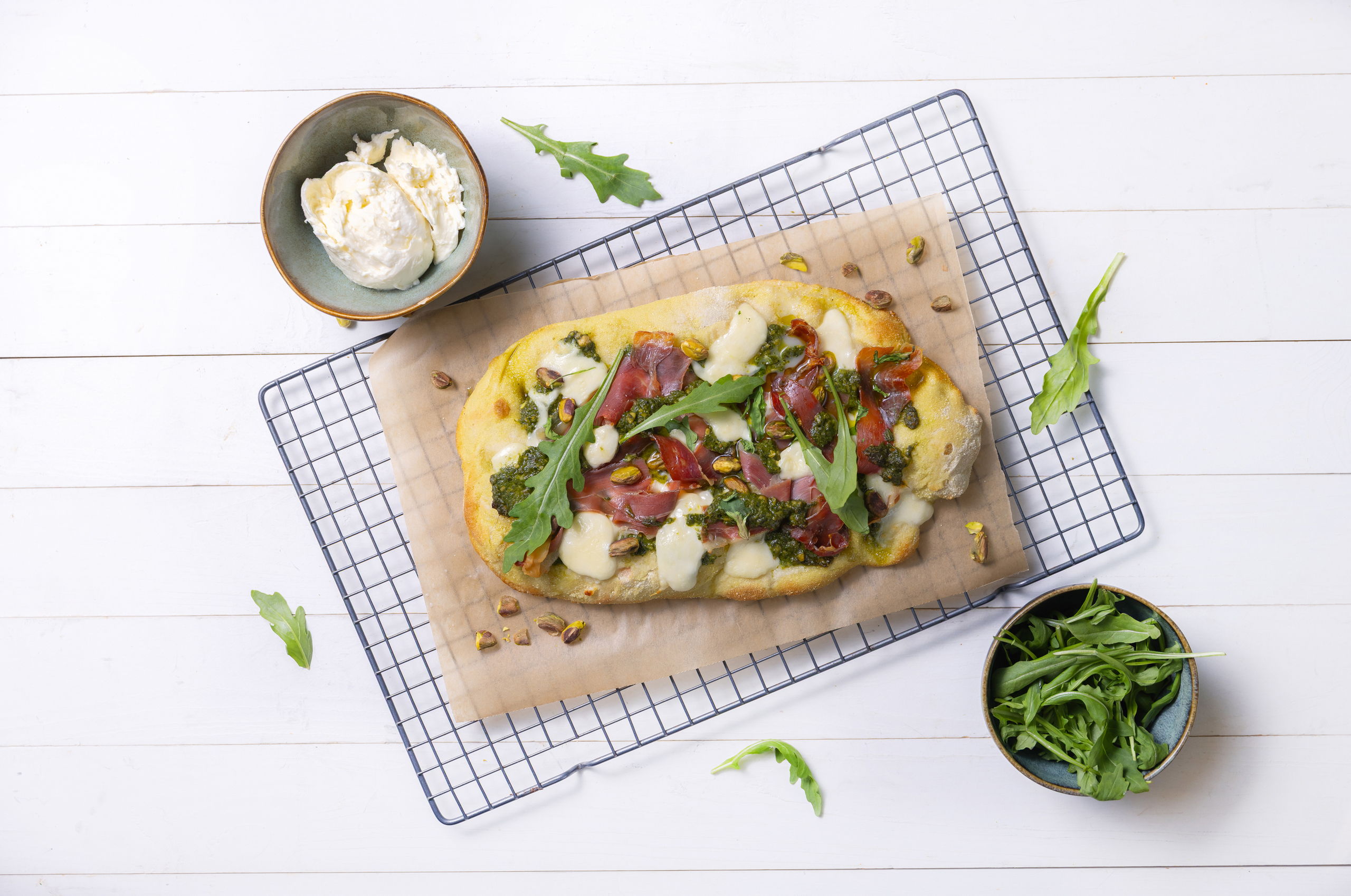 Pinsa pesto basilicum, mozzarella en parmaham