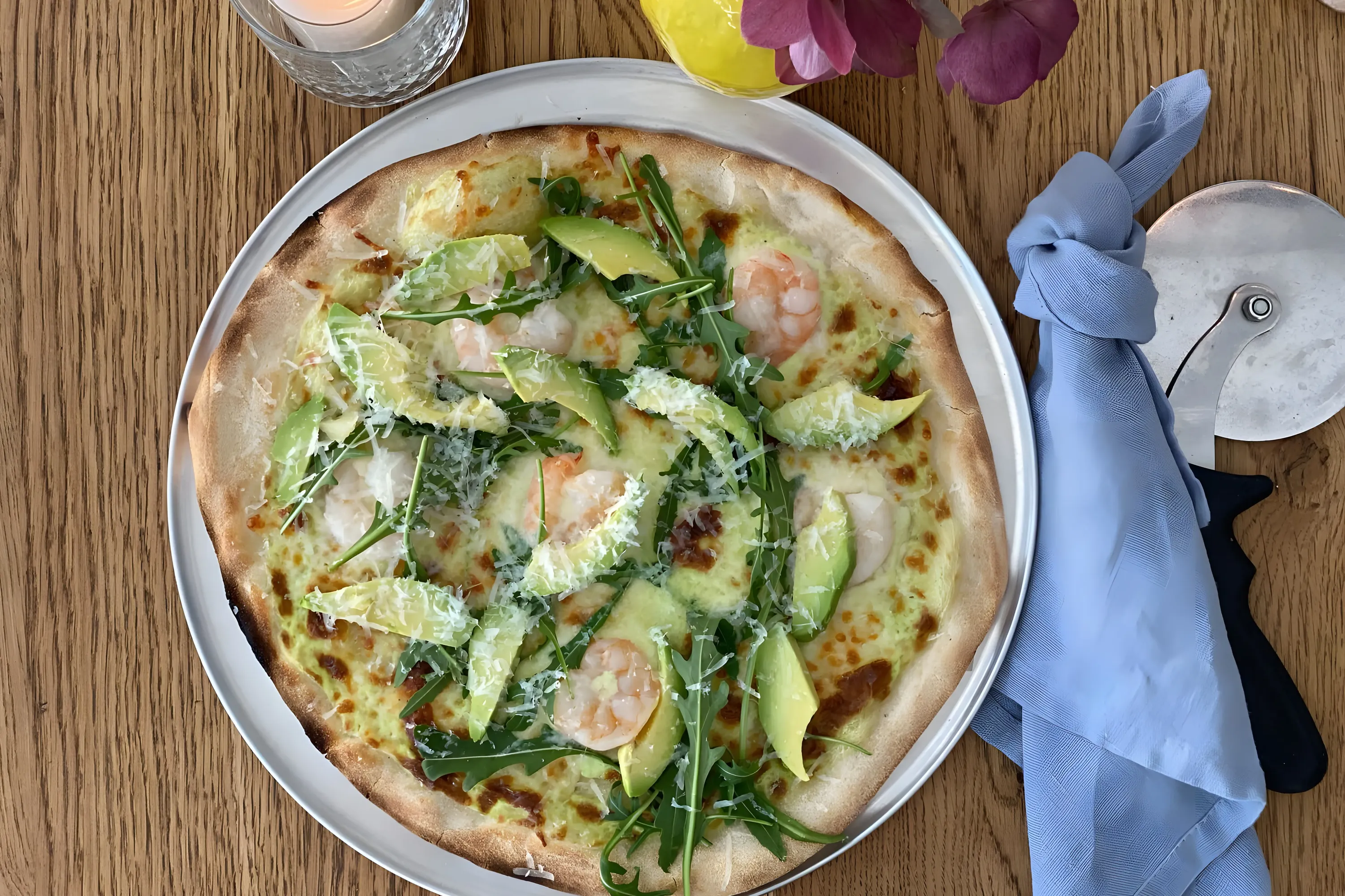 Pizza met Avocado en Gamba’s 