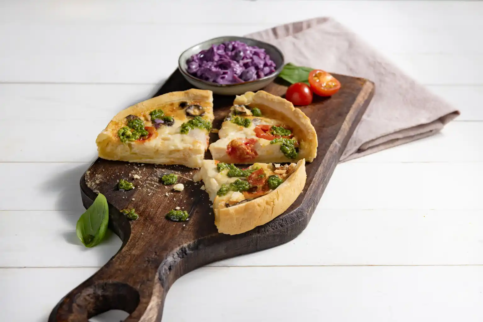 Vegetarische Quiche met Aziatische rauwkost en groene pesto