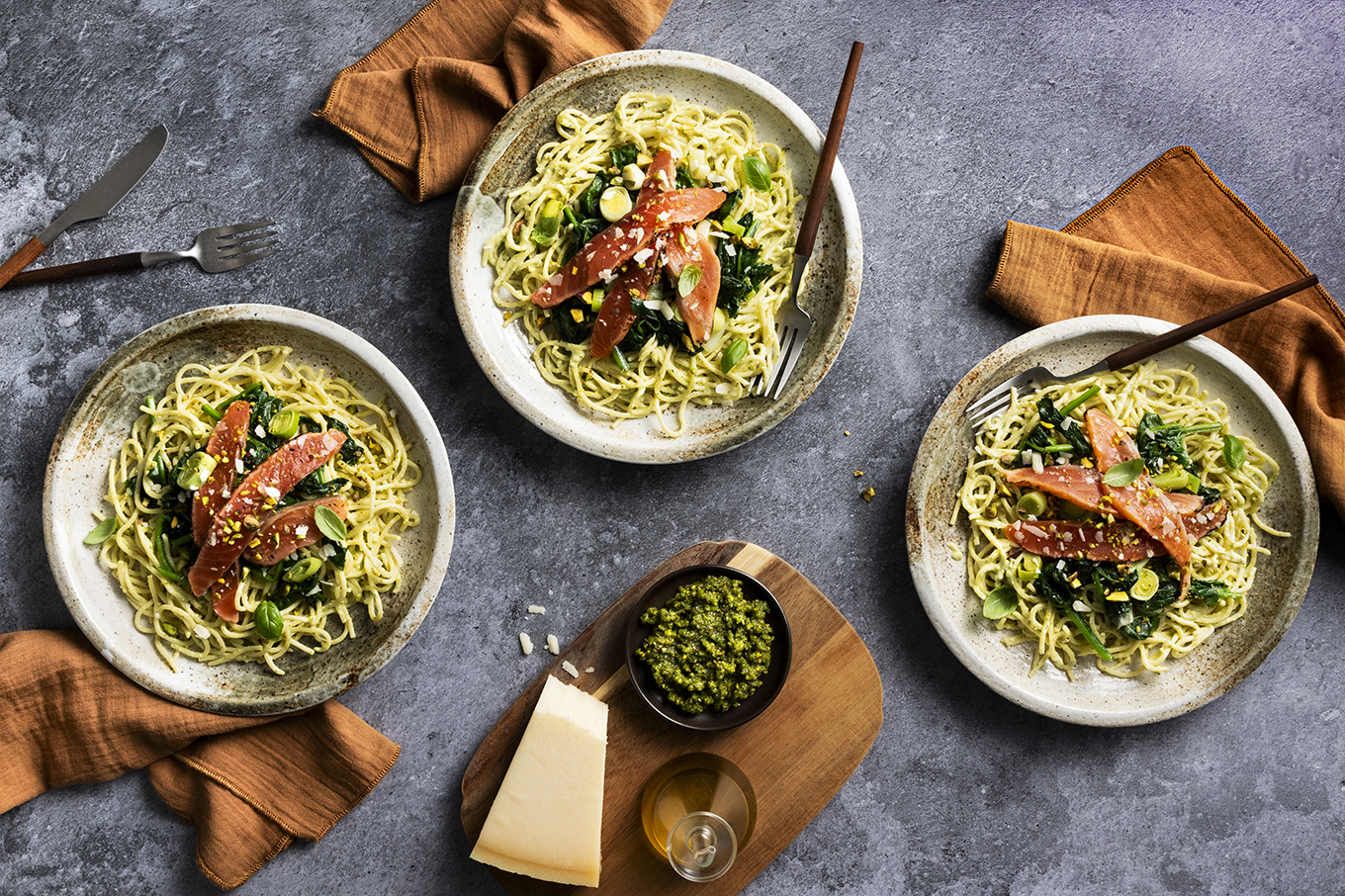 Romige pistachepesto-pasta met prei, spinazie en gerookte zalm