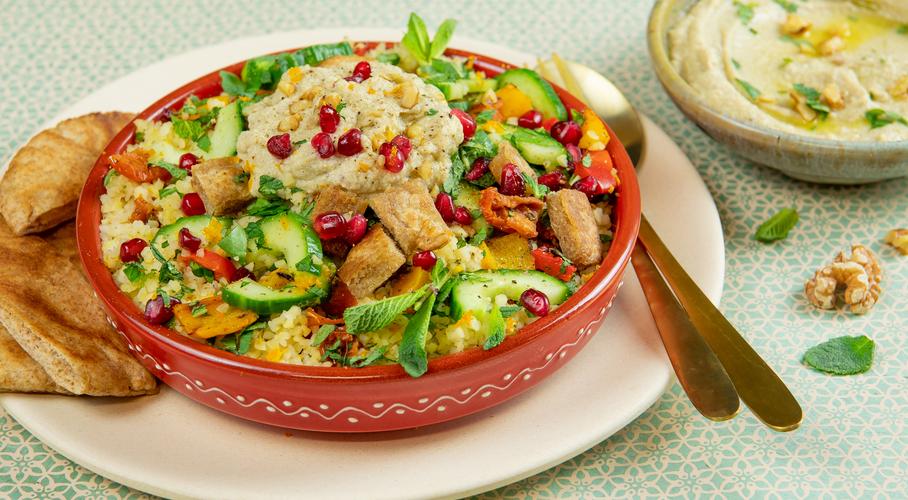 Bulgursalade met artisjokspread, gegrilde paprika, groene kruiden en gebakken pita