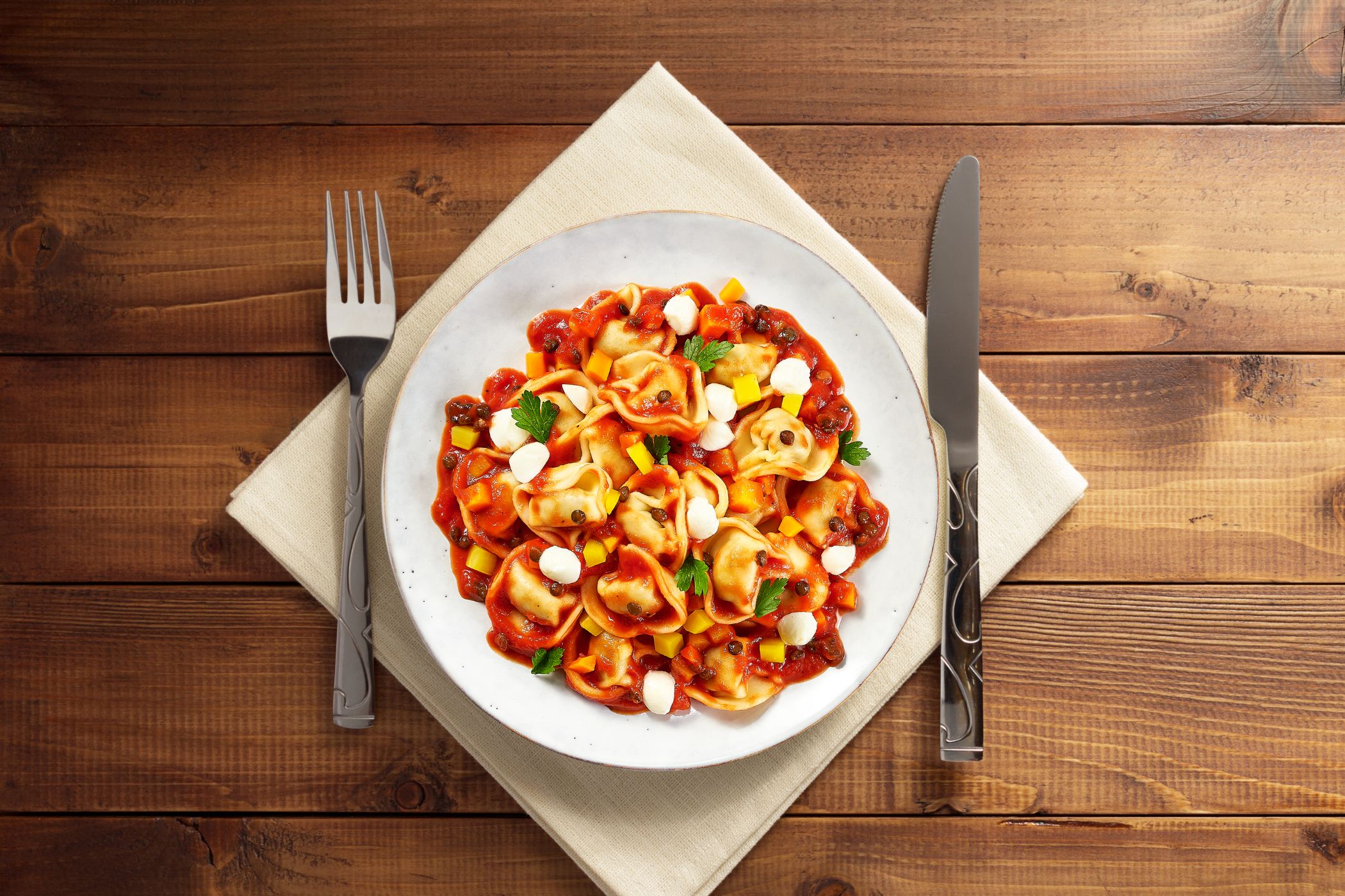 Tortelloni Ricotta en Spinazie met kleurrijke groentesaus, linzen en mozzarella
