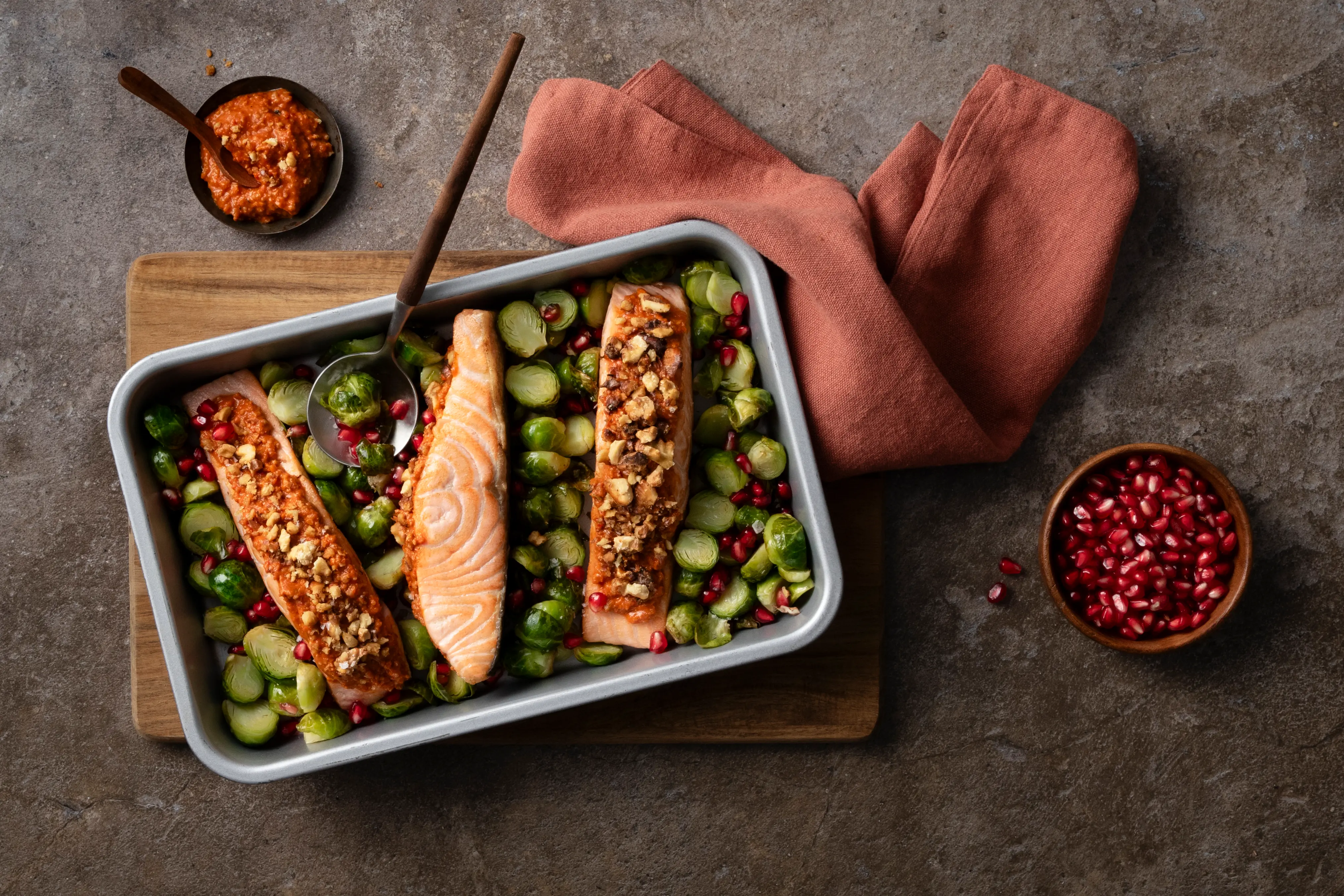 Zalmfilet met walnoten-muhammara crumble   