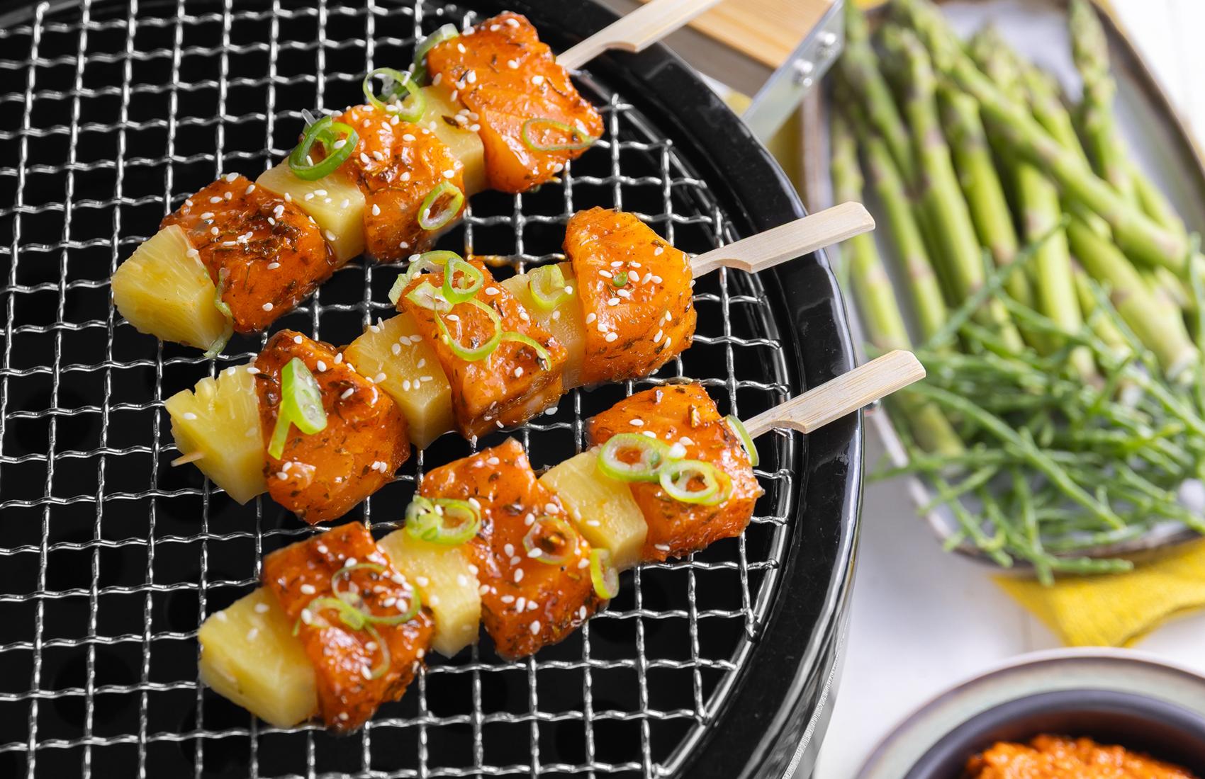 Zalmspies met cajun marinade, zwarte sesamzaad en bosui