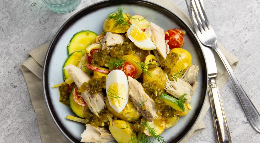 Zomerse fris zure aardappelsalade met makreel
