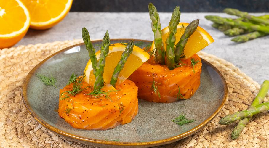 Zomerse zalmbonbon met sinaasappel en groene asperge