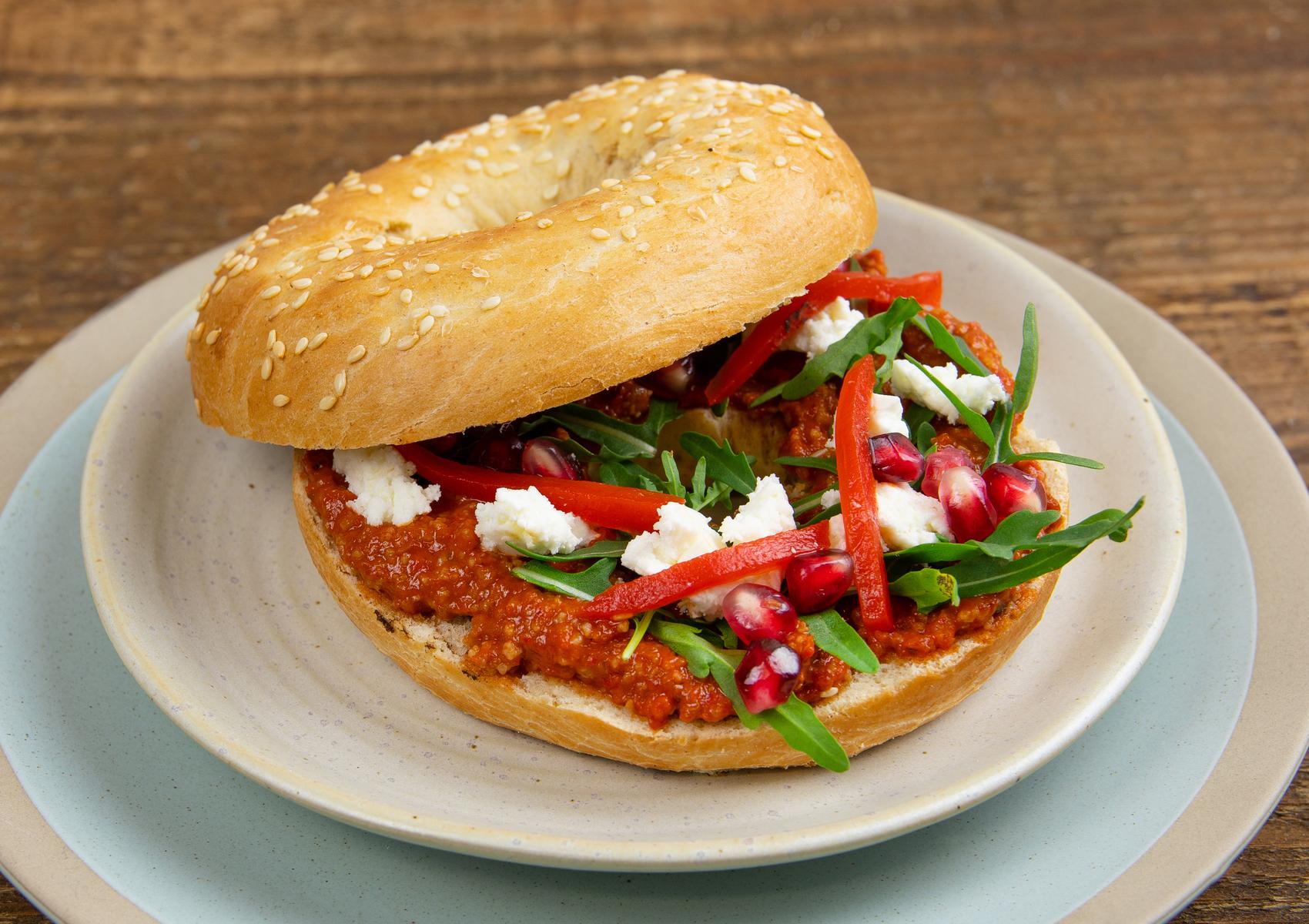 Bagel met Muhammara & Geitenkaas