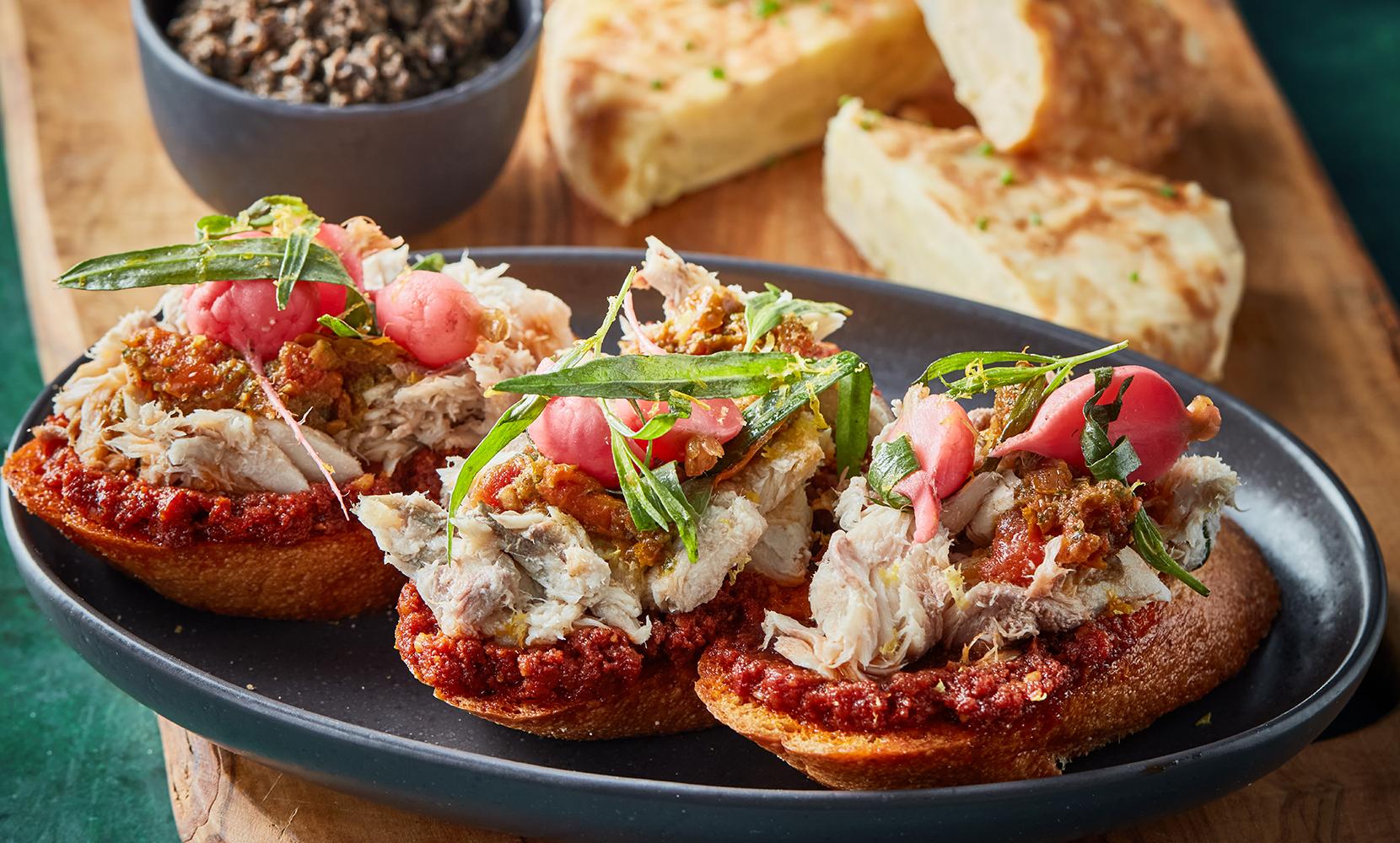 Borrelplank bruschetta met makreel, tapenade en ingelegde radijs 