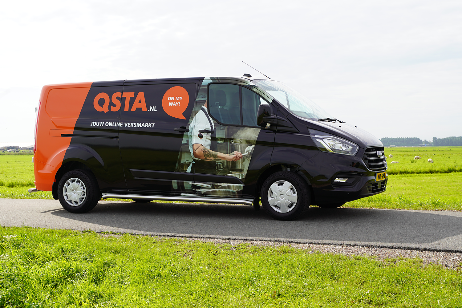 Ze gaan rijden: onze nieuwe koel-vriesbestelbusjes in QSTA-huisstijl