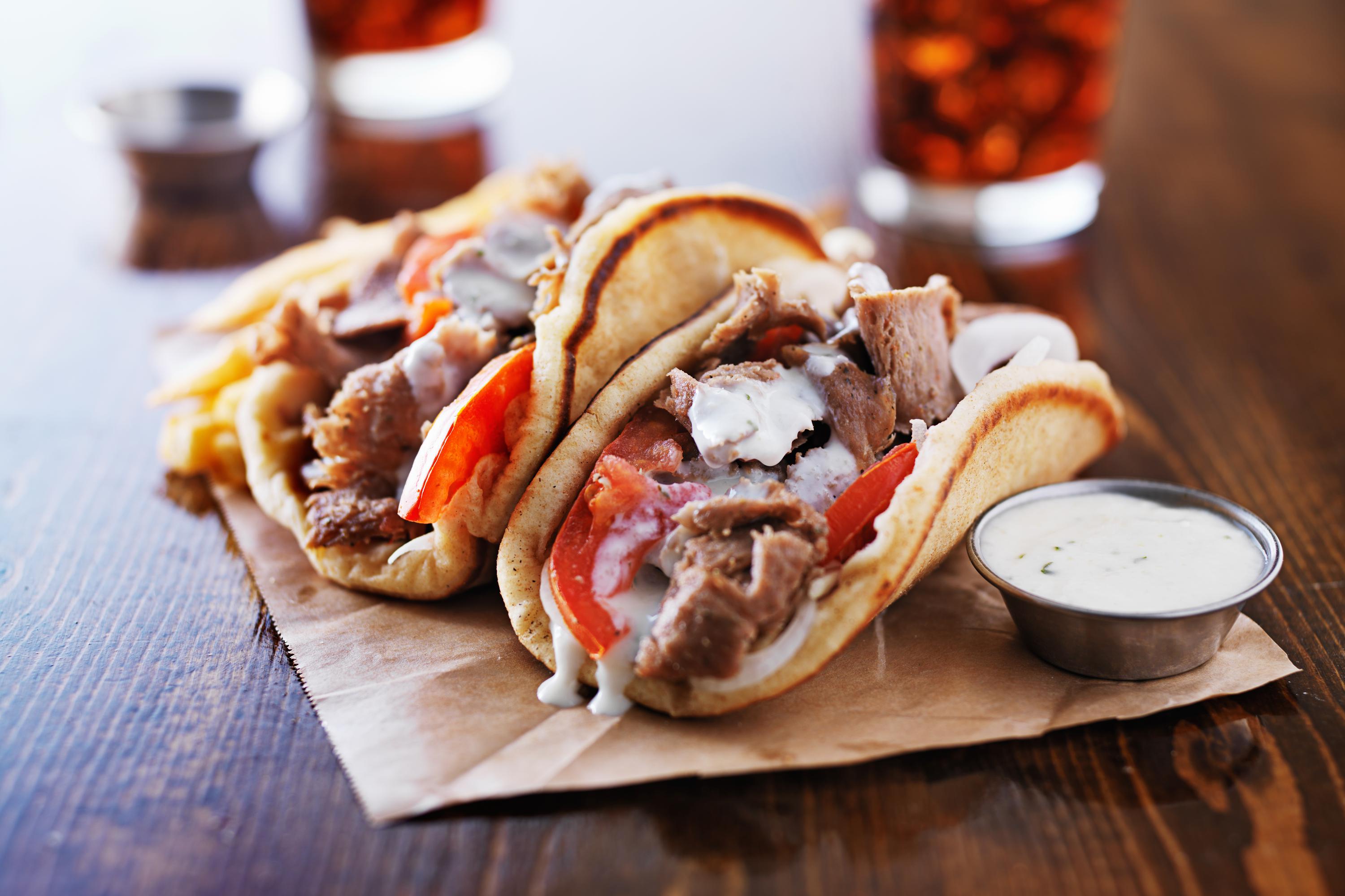 Pita broodje met gyros en tzatziki